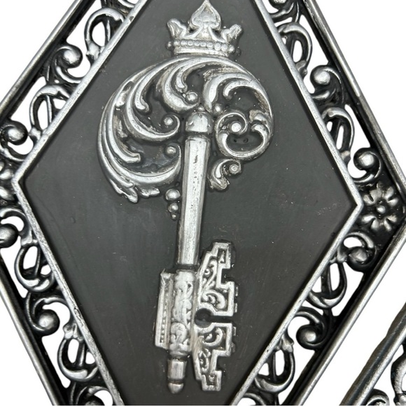 Vintage MCM Syroco Key & Violin Wall Plaques - Set of 3 (13”x8”) - Picture 7 of 9